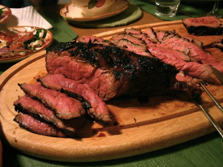 Bien hecha por fuera pero rosada por dentro, jugosa. Es seguramente la forma más popular de consumir carne. (ARCHIVO)
