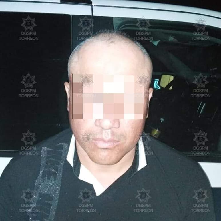 El sujeto fue detenido luego de que varios vecinos del fraccionamiento Ana de Torreón, reportaron que realizaba disparos al aire. (ESPECIAL)