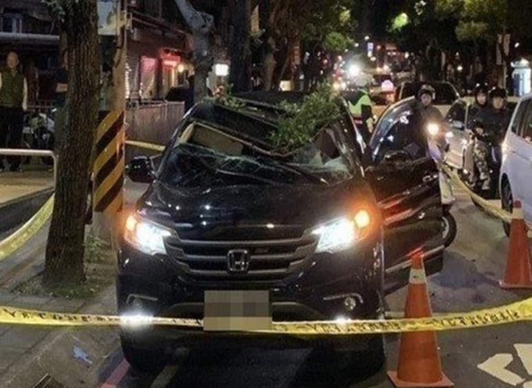 El joven sufre de depresión y que haya sobrevivido a la caída es casi un milagro. (INTERNET)