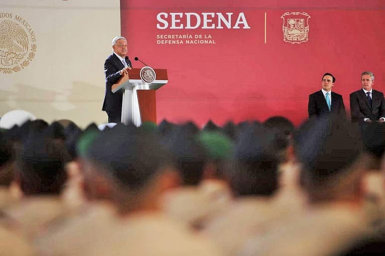 López Obrador afirmó que la Guardia Nacional debe tener un mando militar, por lo que advirtió a legisladores que no aceptará leyes que no resuelvan el problema o solo simulen. (ARCHIVO)