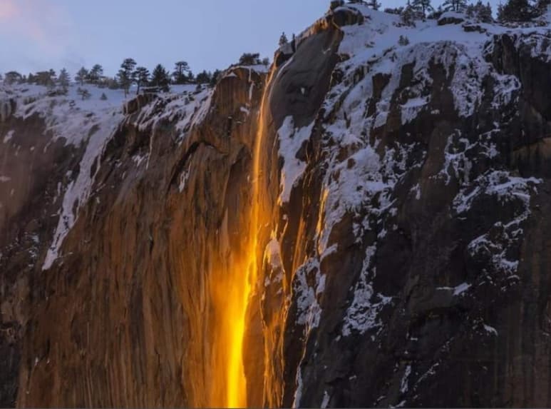 Decenas de turistas acuden al Parque Nacional Yosemite para presencias el espectáculo.