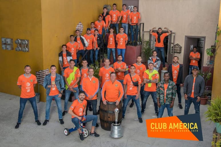 Con la playera anaranjada, tercer uniforme del equipo y que fue en honor a otro personaje de Roberto Gómez Bolaños, “El Chanfle”, los jugadores del equipo se tomaron la fotografía. (ESPECIAL)
