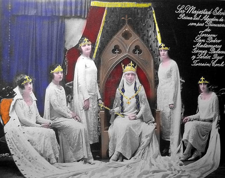 La reina Elvira con sus princesas.