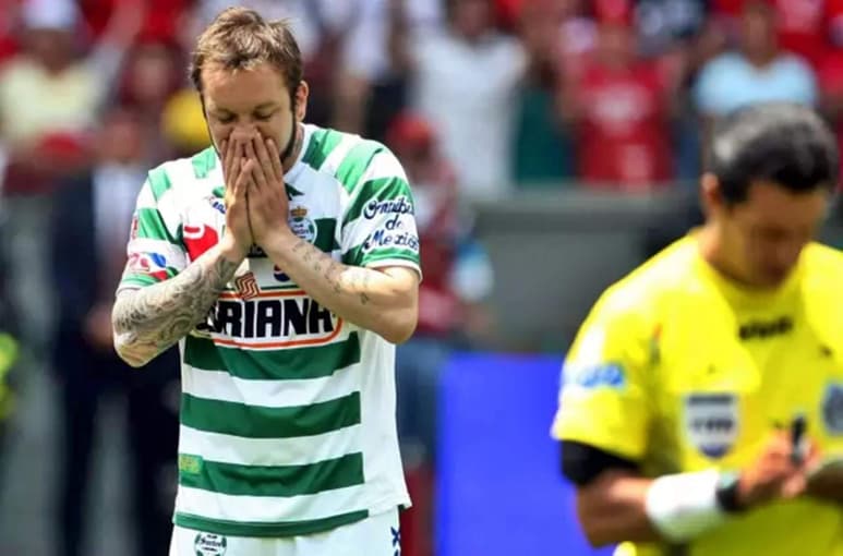 Matías Vuoso fue uno de los santistas que falló penal en la final ante Toluca; además de él, Carlos Adrián Morales y Fernando Arce. (Especial)