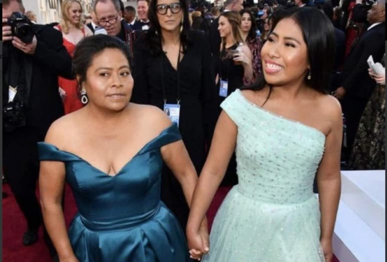 Yalitza Aparicio, actriz protagonista de Roma, llegó a la premiación de los Oscar junto a su madre, Marganita Martínez. (ESPECIAL)