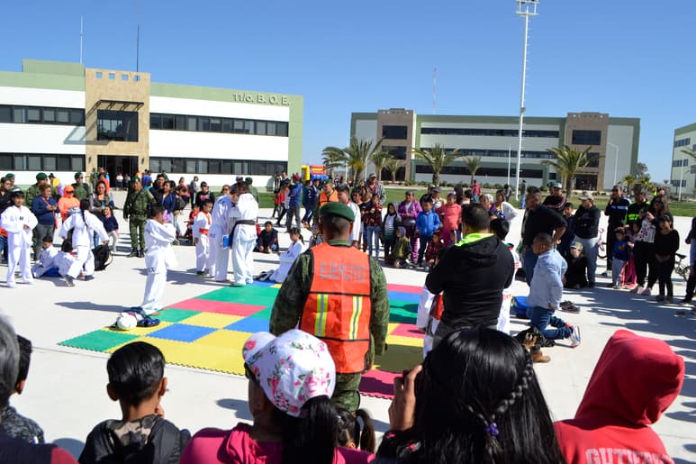 Familias disfrutan convivencia con elementos de Brigada de la Policía Militar en el paseo dominical. (EL SIGLO DE TORREÓN/CLAUDIA LANDEROS)