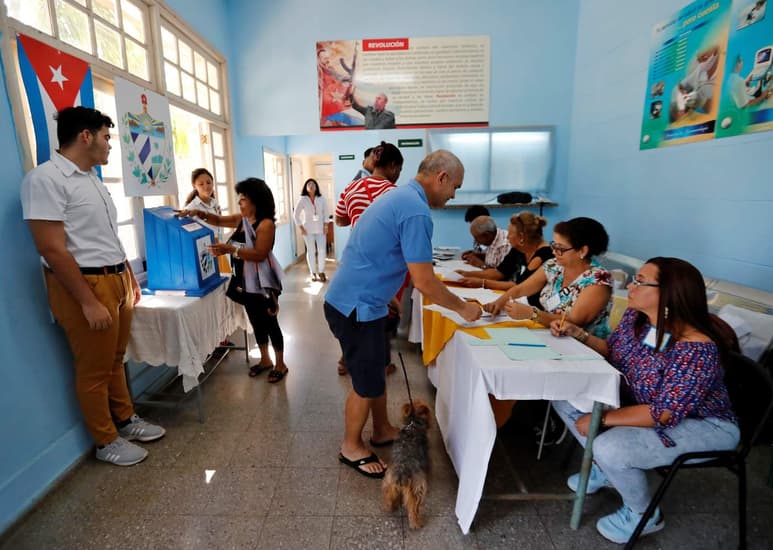 Aproximadamente 300,000 votos fueron considerados como inválidos debido a que estaban en blanco o pintarrajeados. En tanto, 706,400 personas votaron en contra de la reforma constitucional. (EFE)
