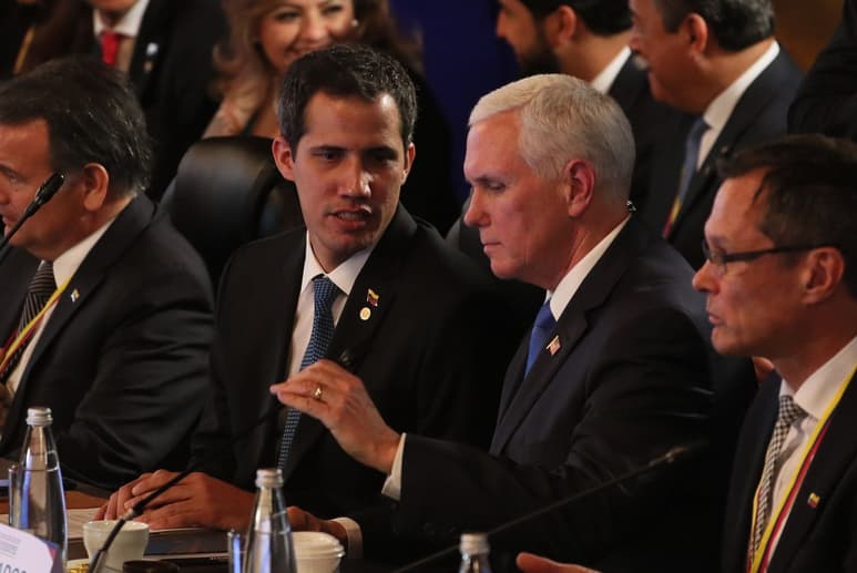 Respaldo. Juan Guaidó dialogó con el vicepresidente de EUA, Mike Pence, en la reunión de ayer. (EFE)