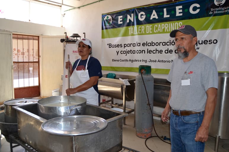 Productores aprenden la elaboración de diferentes tipos de quesos artesanales. (EL SIGLO DE TORREÓN/EDITH GONZÁLEZ)