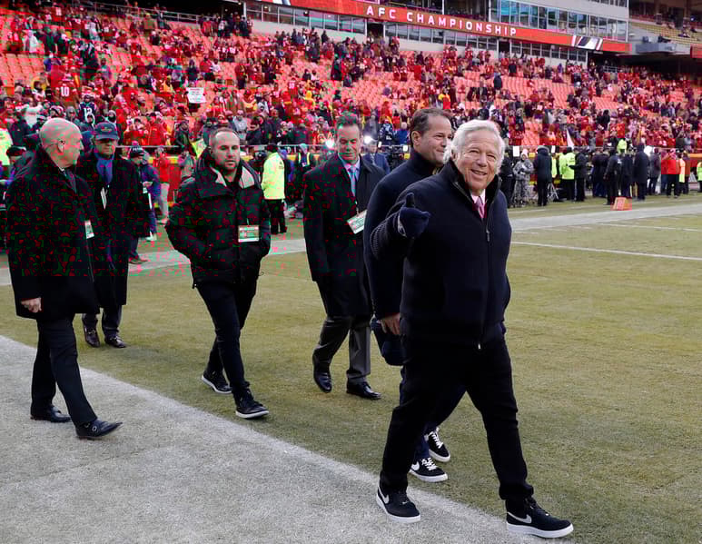 El dueño de los Patriotas de Nueva Inglaterra, Robert Kraft (d), entra al campo antes del juego de campeonato de la Conferencia Americana contra los Jefes de Kansas City.