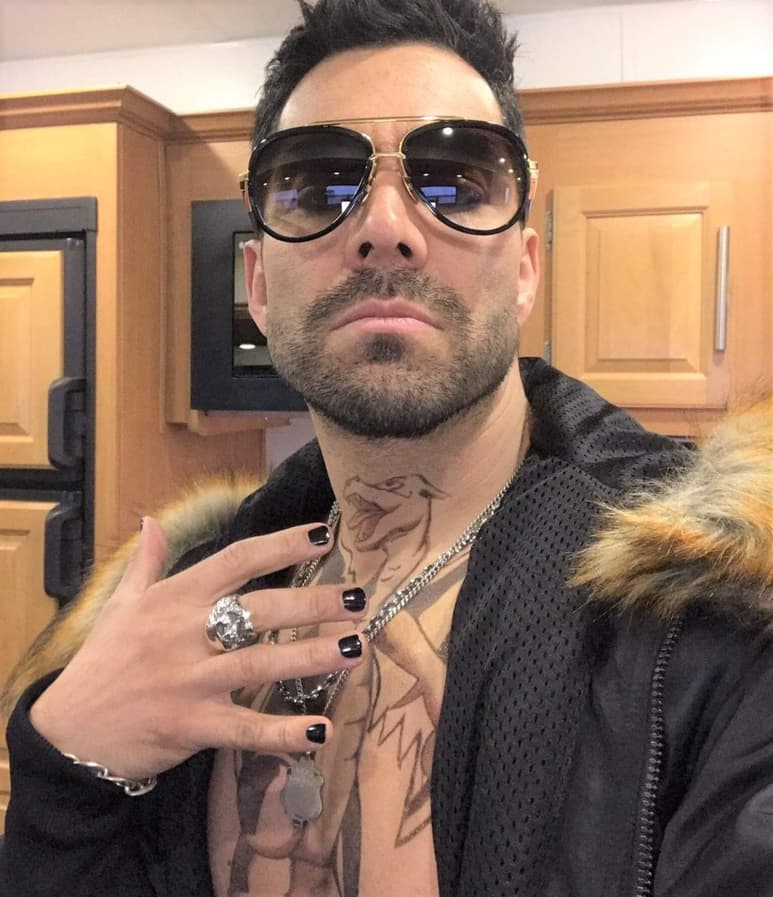 Chaparro dijo en sus redes sociales que su personaje se llama 'Sebastian' y tiene bajo su resguardo el pokémon 'Charizard'. (ESPECIAL)