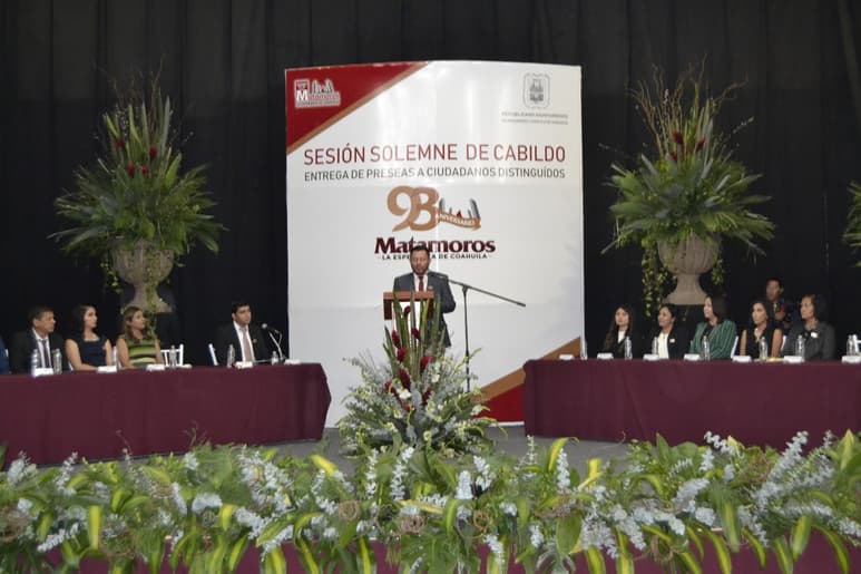 El presidente municipal de Matamoros, Horacio Piña Ávila, dio lectura al decreto que elevó a Matamoros al rango de ciudad, hace 93 años. (EL SIGLO DE TORREÓN/EDITH GONZÁLEZ)