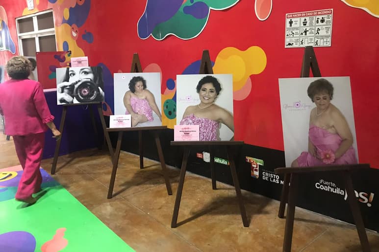 Durante todo el mes de octubre, Gloria expuso en el Teleférico, fotografías que tomó a mujeres que sobrevivieron a la enfermedad y ahora está organizando otra actividad por el Día de la Mujer. (EL SIGLO DE TORREÓN)