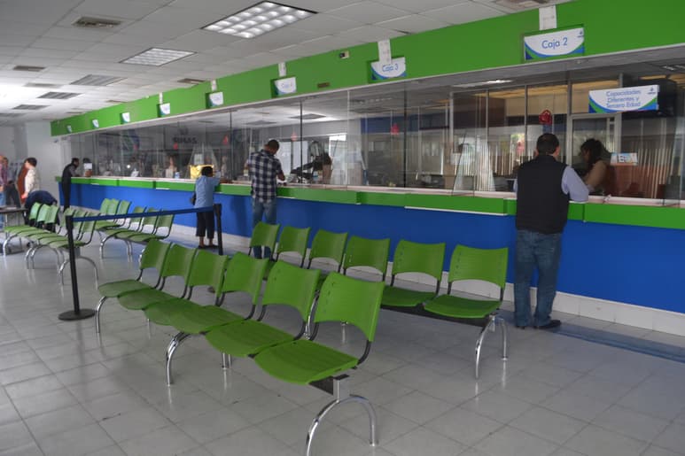 Debido a la suspensión de energía eléctrica, ayer las cajas de nivel central únicamente realizaron operaciones manuales. (EL SIGLO DE TORREÓN)
