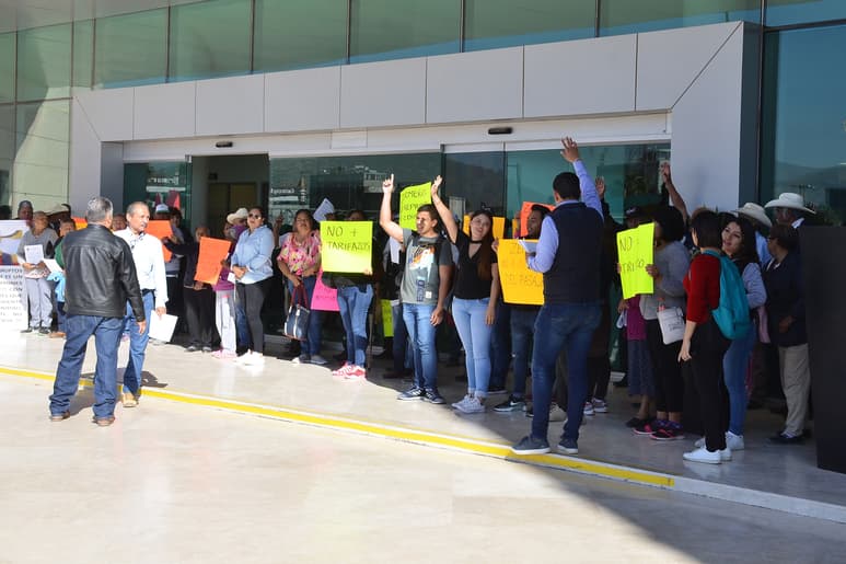 Un grupo de inconformes, de varios sectores de la ciudad, se manifestaron afuera del edificio municipal y gritaban consignas contra el alcalde por el posible incremento al transporte. (FERNANDO COMPEÁN)