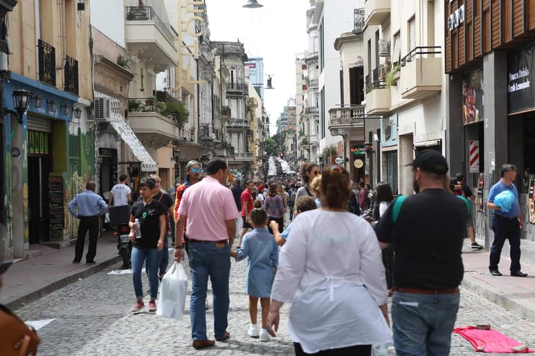 El Gobierno de Argentina anunció este jueves el adelanto de la subida del salario mínimo que tenía prevista para junio y que lo deja en 12,500 pesos argentinos (unos 320 dólares) mensuales, lo que supone un aumento de unos 1,250 pesos (cerca de 32 dólares). (ARCHIVO)
