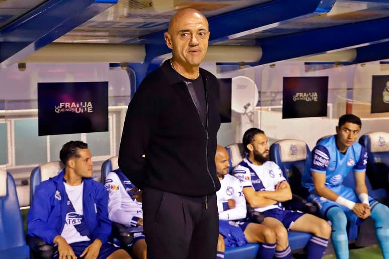 El 'Chelis' vive su tercera etapa al frente de los poblanos. (Jam Media)