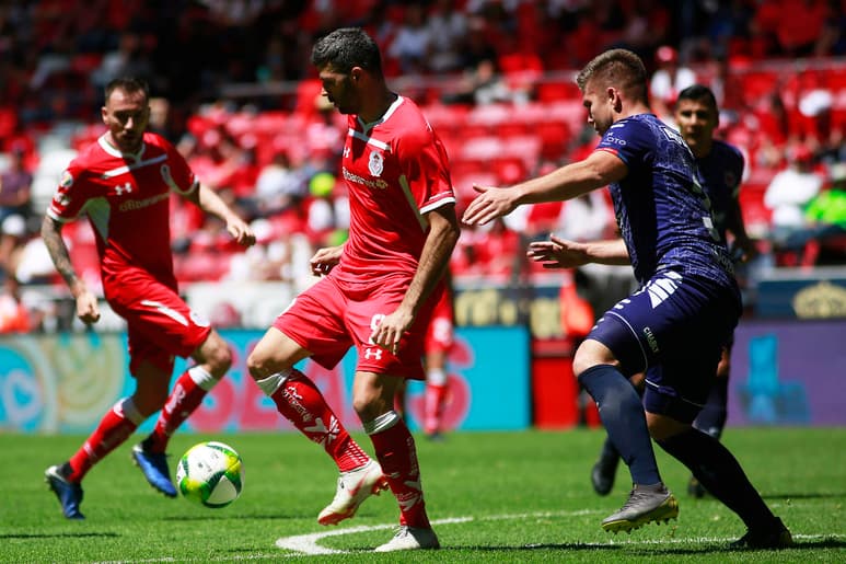 Emmanuel Gigliotti (i), del Toluca, y Edson García, del Veracruz, durante el juego de la Jornada 9 en el estadio Nemesio Díez.