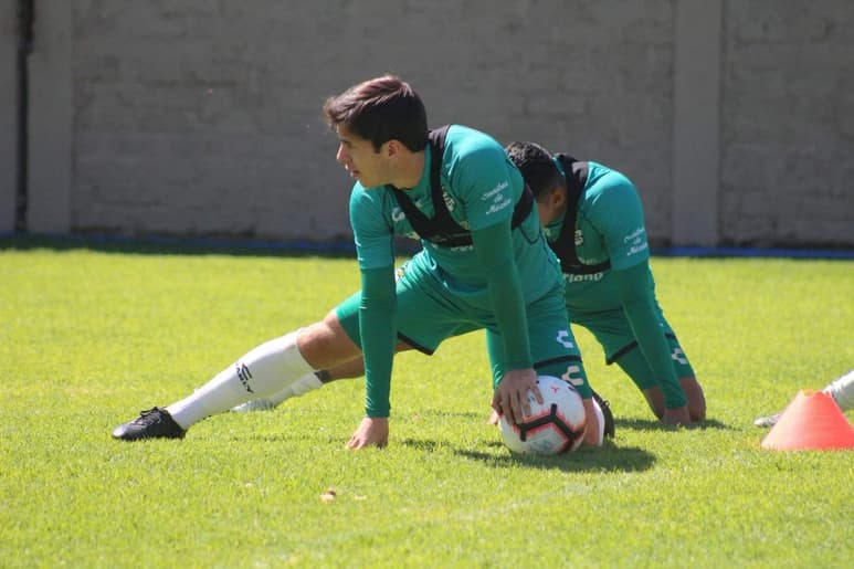 Los jugadores de Santos Laguna durante una sesión de entrenamiento durante el domingo. (Especial)