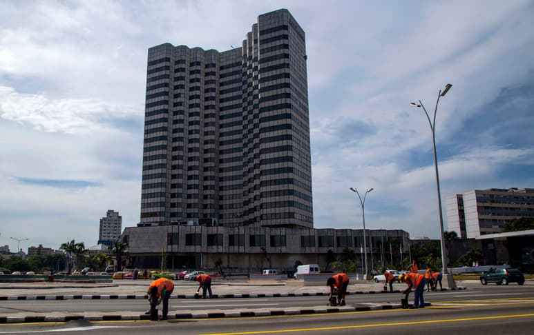 Las compañías hoteleras españolas Iberostar y Meliá tienen decenas de hoteles a lo largo y ancho de la isla caribeña. (AP)