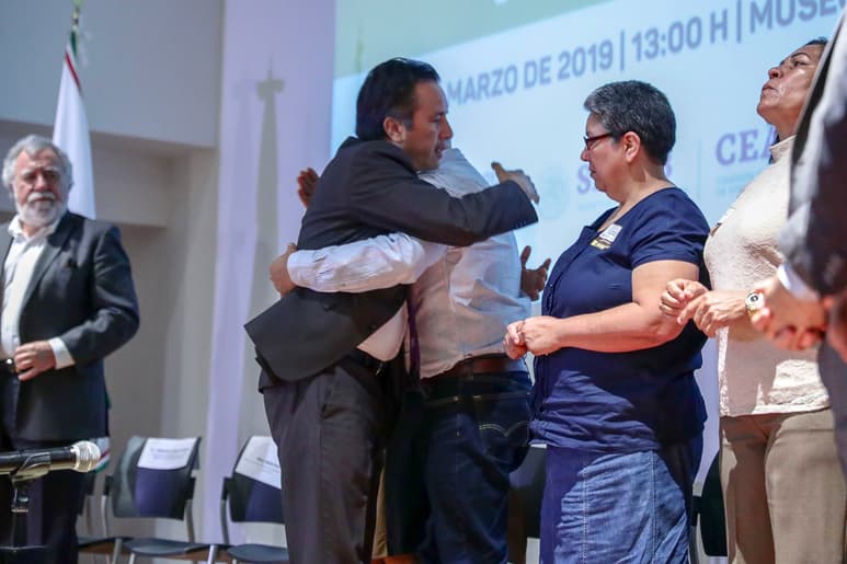 El gobernador de Veracruz, Cuitláhuac García, ofreció una disculpa pública a familiares de cinco jóvenes presuntamente entregados por elementos de la policía estatal al Cártel Jalisco Nueva Generación en Tierra Blanca. (EL UNIVERSAL)