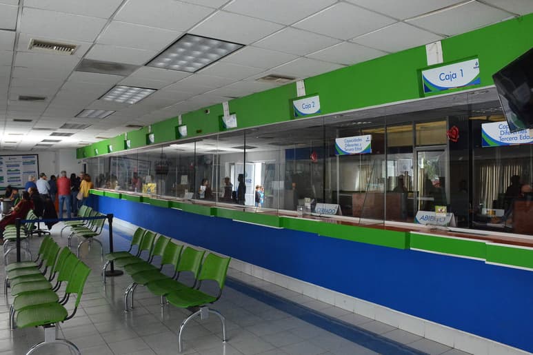Nuevamente las oficinas centrales ubicadas sobre el bulevar Independencia, se quedan sin 'luz'. (FERNANDO COMPEÁN)