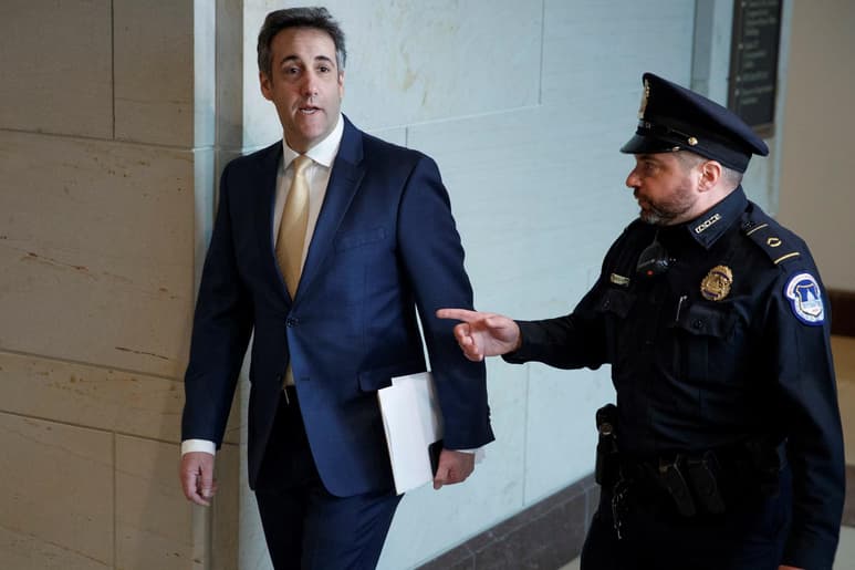 En breves declaraciones a periodistas, el abogado Michael Cohen dijo que han sido 'un par de días largos'. (EFE)