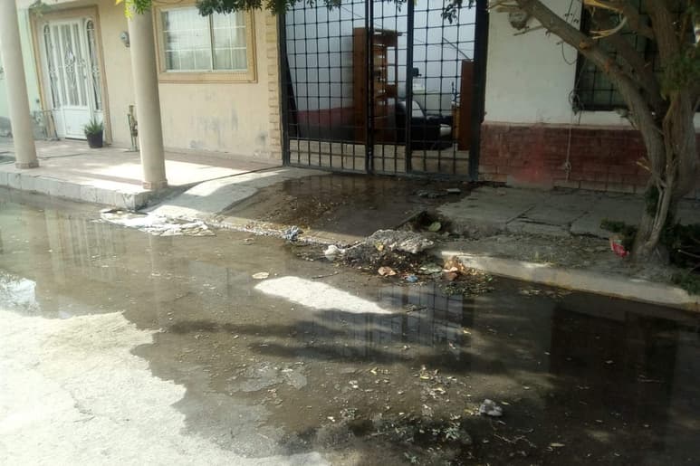 Además de la gran cantidad de agua potable que se desperdicia por la fuga, el líquido no termina de ser evaporado, por lo tanto se queda estancado y genera mal olor. (EL SIGLO DE TORREÓN)