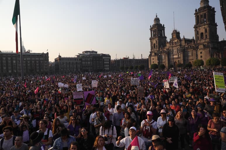 De acuerdo con datos del Secretariado Ejecutivo del Sistema Nacional de Seguridad Pública, en 2018 fueron asesinadas 3 mil 579 mujeres, es decir, cada día fueron víctimas de este delito 9.8 de ellas. (AGENCIAS)