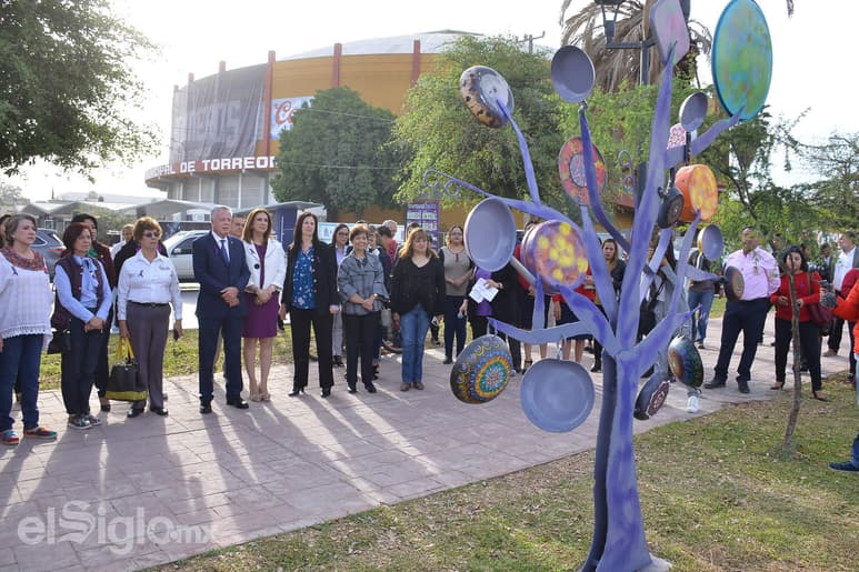 Este viernes, el alcalde Jorge Zermeño inauguró la Plaza de la Mujer en la calzada Colón. (FERNANDO COMPEÁN)