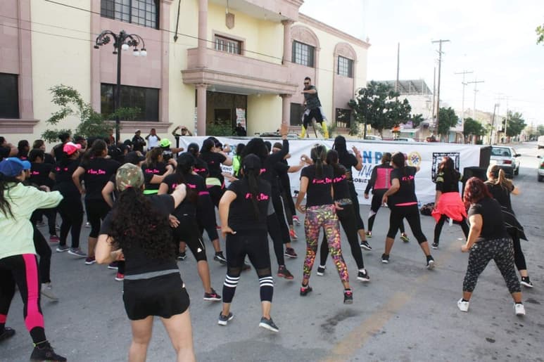La clase máster de zumba forma parte de los festejos del Día Internacional de la Mujer. (EL SIGLO DE TORREÓN)