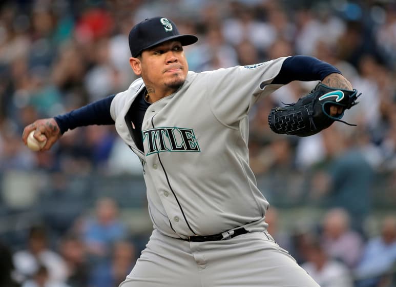 El abridor de los Marineros de Seattle, Félix Hernández, hace un lanzamiento en juego en 2018.