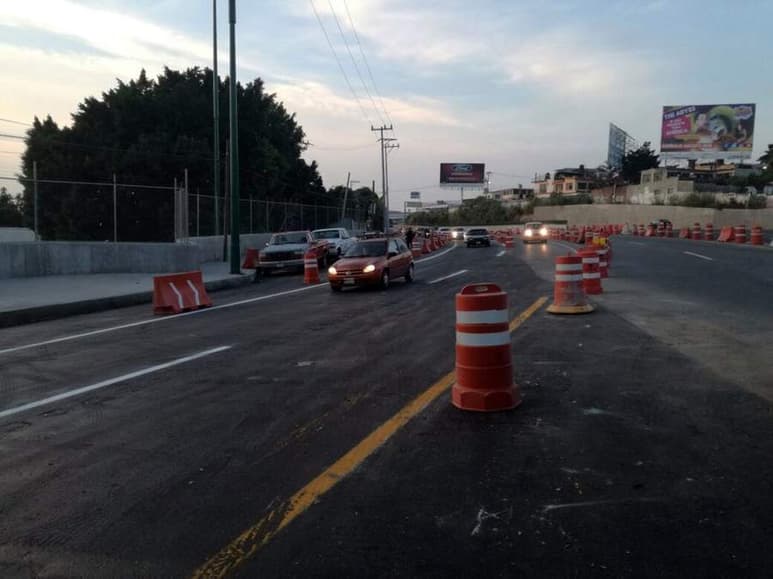 A cuatro años de inaugurado, el distribuidor vial Palmira, en Cuernavaca, presenta fisuras, escurrimientos y filtraciones de agua, fallas que han sido reportadas desde el año pasado, por habitantes de la zona y automovilistas. (ARCHIVO, 2017)