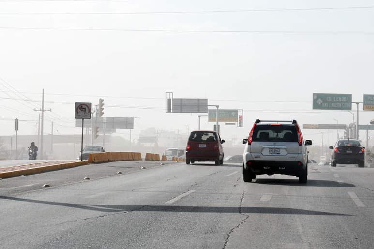 Exhorta a los peatones y conductores en general a extremar precauciones en la calle y no dejar vehículos abajo de árboles, cerca de espectaculares o sitios donde haya láminas sueltas. (EL SIGLO DE TORREÓN)