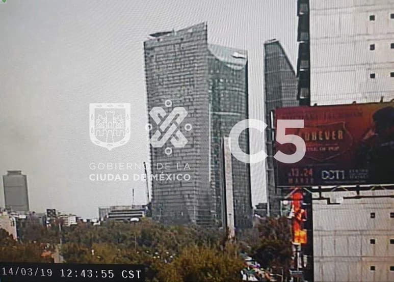 En redes sociales se reportó una nube de humo que salió de la parte más alta de la torre Bancomer. (TWITTER)