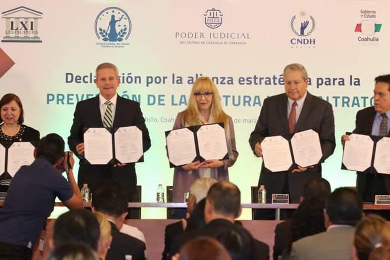 Los poderes Ejecutivo, Legislativo y Judicial del Estado firmaron el convenio para colaborar con la Comisión Nacional de Derechos Humanos.