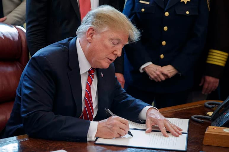 Trump firma veto a la resolución del Congreso contra su emergencia nacional. (EFE)