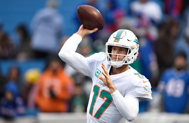 El quarterback Ryan Tannehill de los Dolphins de Miami calienta previo a un partido ante los Bills de Buffalo en Orchard Park, Nueva York, en 2018.