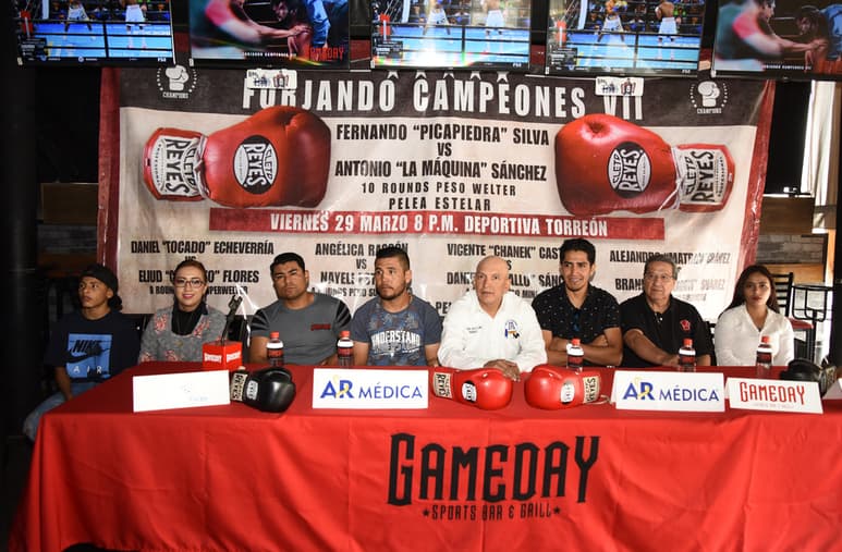 Los protagonistas de la velada boxística estuvieron presentes durante la conferencia de prensa ante los medios.