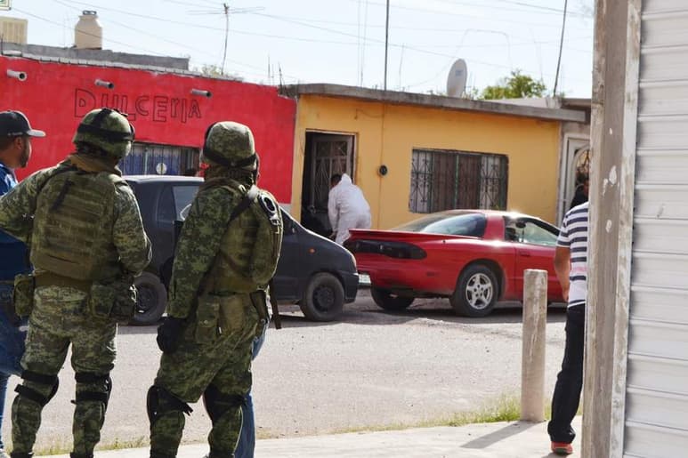 Elementos del área de Feminicidios de la Fiscalía General del Estado fueron quienes se hicieron cargo de las investigaciones en la casa amarilla donde fueron encontrados los tres cuerpos. (EL SIGLO DE TORREÓN)