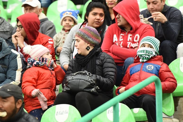 Aficionados tuvieron que sacar sus chamarras y bufandas ayer para ir al estadio Corona.