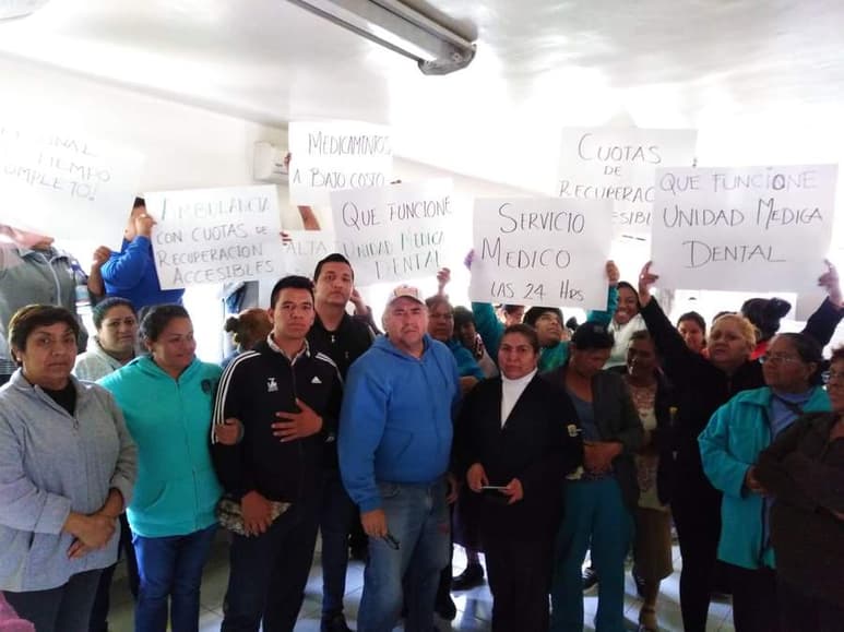 Las personas además de manifestarse, también pusieron manos a la obra y comenzaron a limpiar el lugar. (CORTESÍA)