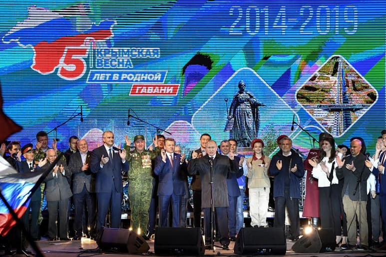 Vladímir Putin (al micrófono), ofreció un discurso en ocasión del quinto aniversario de la anexión de Crimea a Rusia. (EFE)