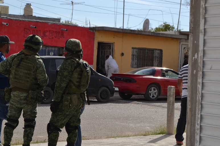 Se presume que un hombre asesinó a las dos mujeres y luego se suicidó. Una de las occisas era su pareja sentimental y la otra, comadre de ésta. Por la relación podría tipificarse como feminicidio. (EL SIGLO DE TORREÓN)