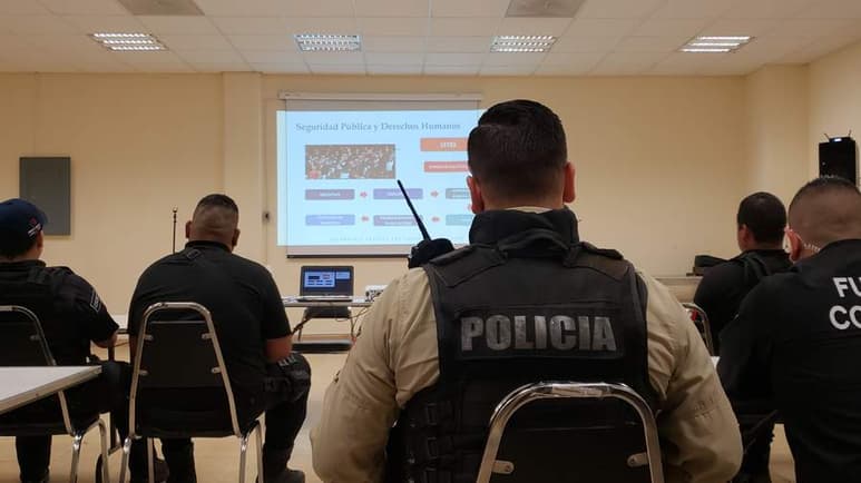 Fueron 45 los elementos que participaron, de los cuales 30 son agentes de otros municipios invitados y los 15 restantes son mandos medios y superiores de la policía de Piedras Negras. (EL SIGLO COAHUILA)
