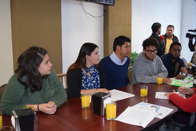 Los estudiantes ofrecieron una rueda de prensa para convocar a la ciudadanía a que los acompañen en la marcha que realizarán mañana viernes por el incremento al servicio de transporte. (MARY VÁZQUEZ)