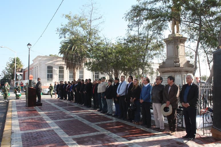 La ceremonia se realizó en la plazuelita Juárez, de San Pedro. (EL SIGLO DE TORREÓN/CLAUDIA LANDEROS)