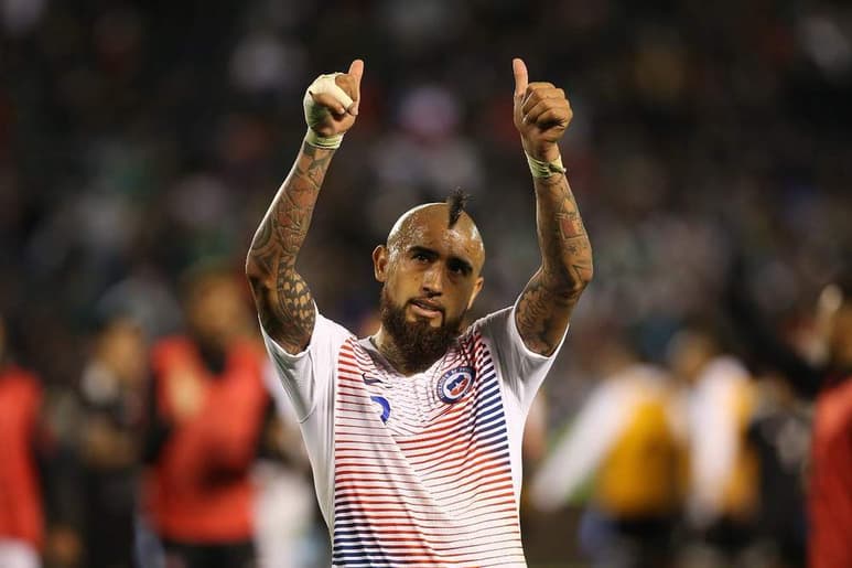 El mediocampista chileno Arturo Vidal agradece a la afición presente en San Diego. (Especial)