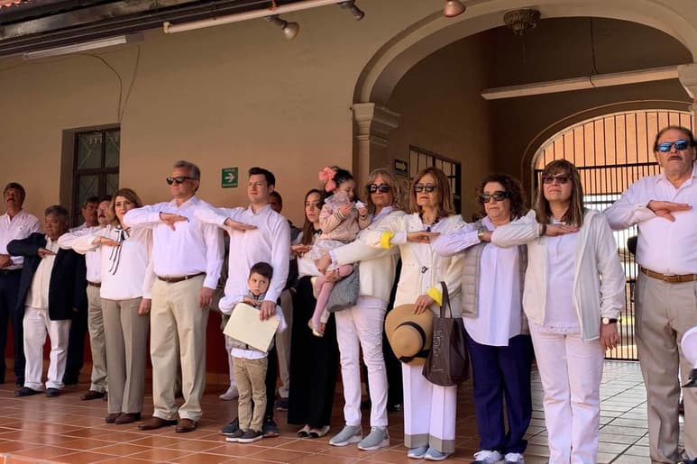 Luis Donaldo Colosio Riojas (con folder en mano), encabezó la conmemoración de los 25 años del asesinato de su padre, quien fue candidato presidencial por el PRI y asesinado en 1994.