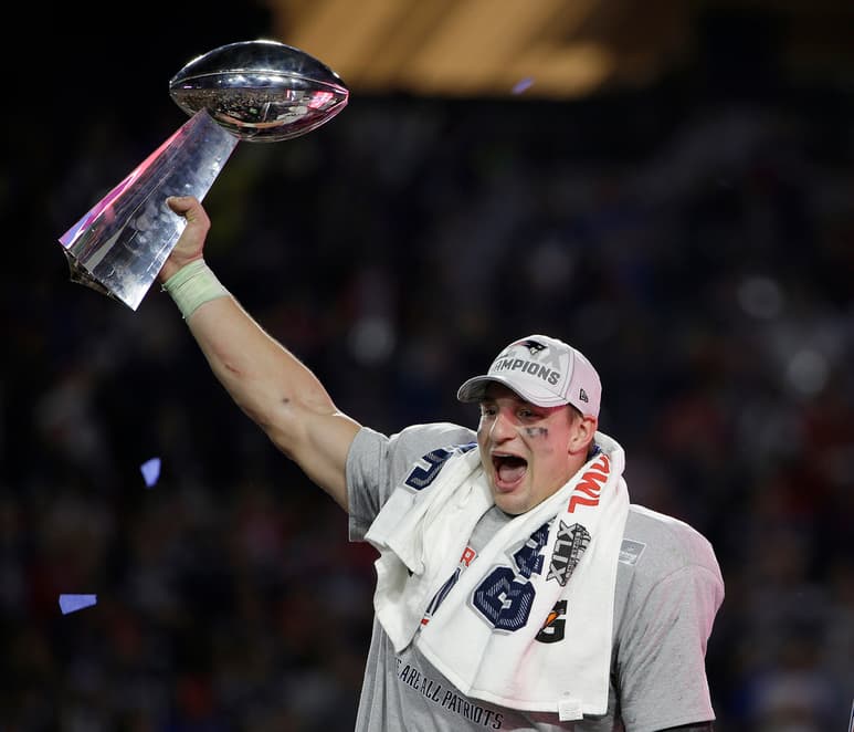 Rob Gronkowski, quien debutó a los 21 en 2010, se retira con tres títulos de la NFL; su mejor temporada fue en 2011 al sumar 1,327 yardas y capturar 17 pases de anotación.